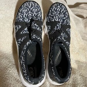 Easy Spirit slip on walkers Black/White women’s size 11m
